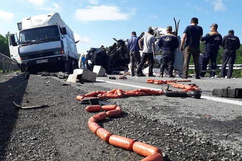 Сосиски и помидоры рассыпались по Серовскому тракту после столкновения двух грузовиков, недалеко от Невьянска