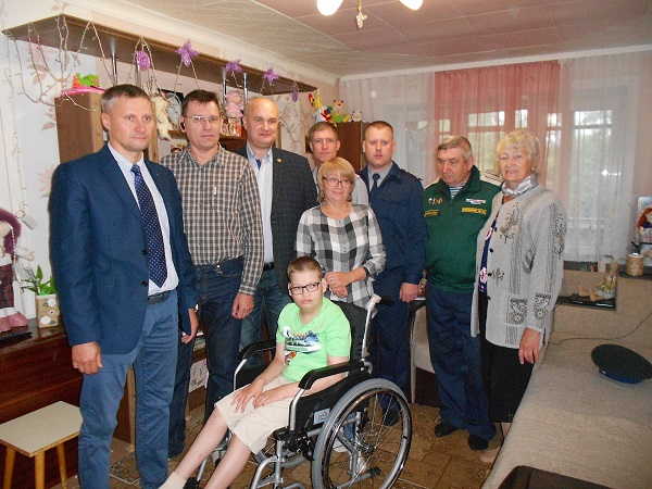 В Невьянске состоялась благотворительная акция по передаче инвалидного кресла современной модели сыну ветеранов УИС