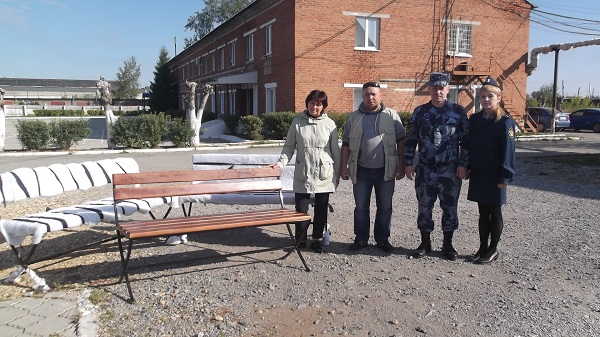 ИК-46 передала в детский реабилитационный центр кованые скамейки в рамках благотворительной волонтерской акции