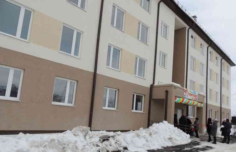 В Невьянском городском округе в поселке Цементный 52 ребенка-сироты получили ключи от новых квартир