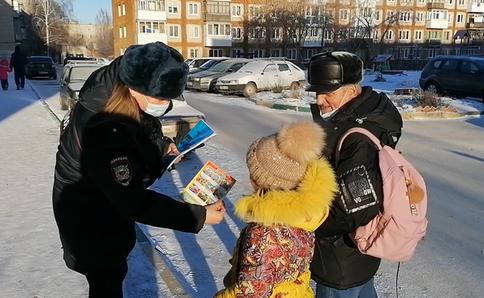 «Сотрудники Госавтоинспекции напоминают детям и взрослым о безопасном поведении на дорогах и во дворах», - сообщили в отделении ГИБДД