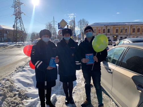 В предпраздничный день на дорогах города Невьянска женский экипаж ДПС поздравлял мужчин-водителей