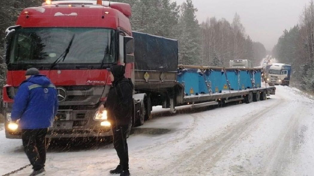 Сегодня, 31 октября, на Серовском тракте на подъезде к Невьянску фура парализовала движение в сторону Нижнего Тагила