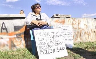 Два жителя Невьянска со вчерашнего дня голодают на площади напротив правительства Свердловской области