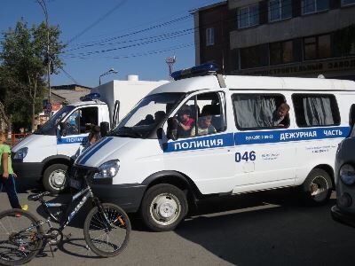 В Невьянске полицейские устроили для горожан выставку оружия и спецмашин