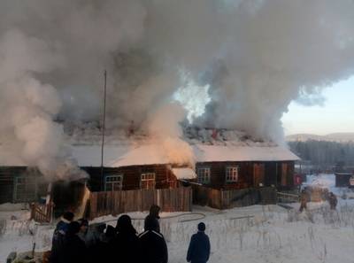 На станции Аять Невьянского городского округа пожарные ликвидируют пожар в деревянном одноэтажном бараке на улице Станционной