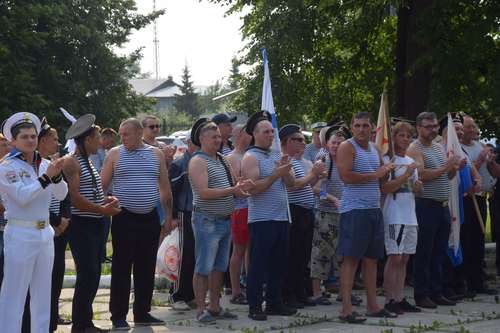 Бескозырка белая, в полоску воротник…