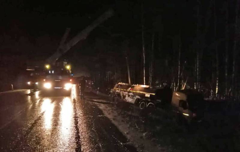 Вчера вечером под Невьянском перевернулся бензовоз (фото + видео)
