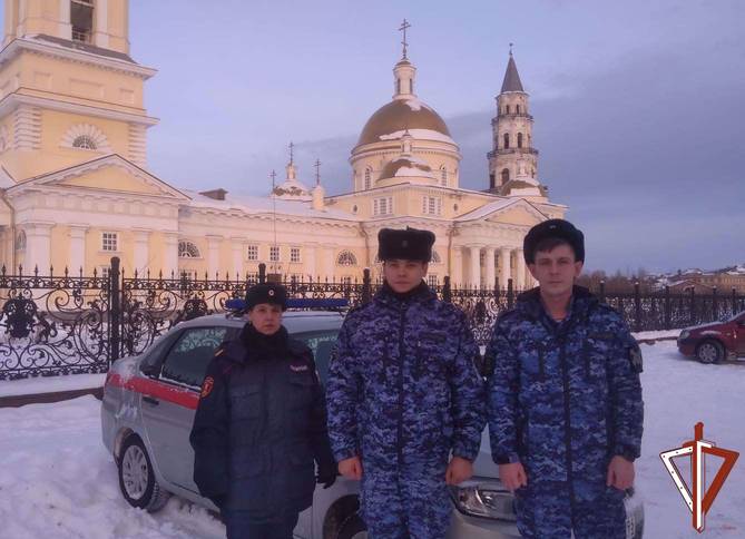 В Невьянске экипаж вневедомственной охраны оказал помощь горожанке в спасении собаки, пострадавшей в результате ДТП